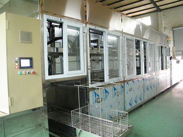 超聲波清洗機為徹底清洗汽車零部件提供了一種高效且有效的方法?！　∑囍圃臁⒀b配和維修的零件在使用前必須清洗。制造中使用的新零件很少受到嚴(yán)重污染，但即使是這些零件也可能有加工化合物、金屬污染或車間污垢的痕跡。用于裝配和維修的零件通常有大量的碳